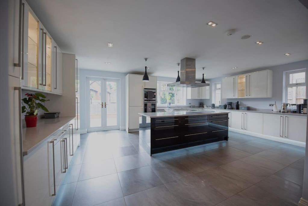 Luxury 6 Bedroom House With Parking - Northwood Northwood  Exterior foto